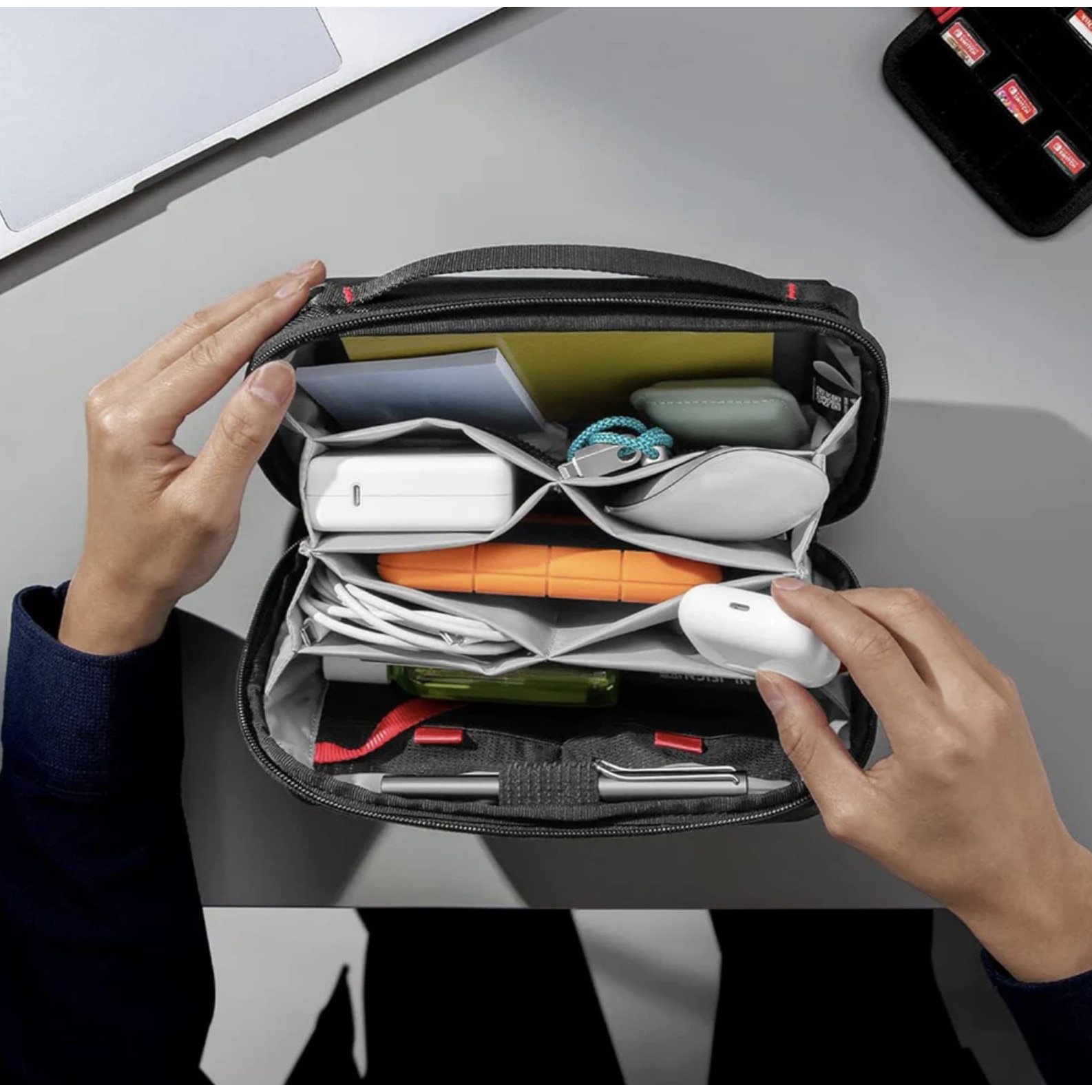 Geanta laptop Tomtoc Defender-A42, negru, 16 inch, captusita, buzunare multiple