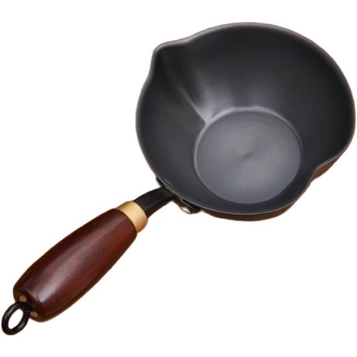 Mini öntöttvas serpenyő 14cm, fa nyél, szív alakú, kiöntő, egyenletes hőeloszlás