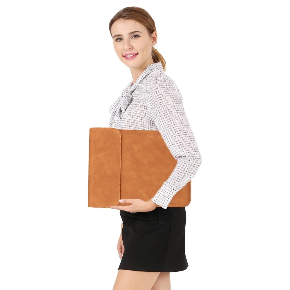 Husa pentru laptop YANYXR BCS3230716, piele PU verticala, rezistenta la apa si la uzura, inchidere magnetica dubla, maro caramel, 14.1-15.4 inch