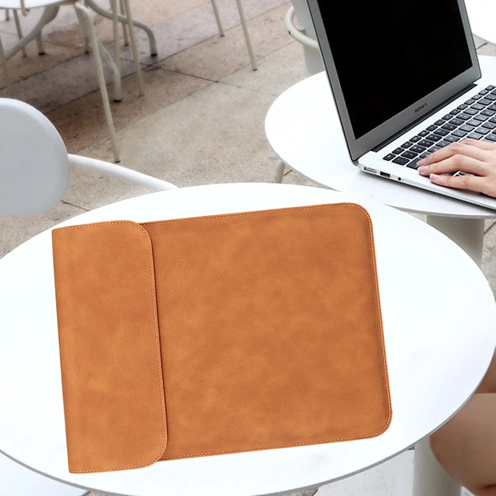 Husa pentru laptop YANYXR BCS3230716, piele PU verticala, rezistenta la apa si la uzura, inchidere magnetica dubla, maro caramel, 14.1-15.4 inch