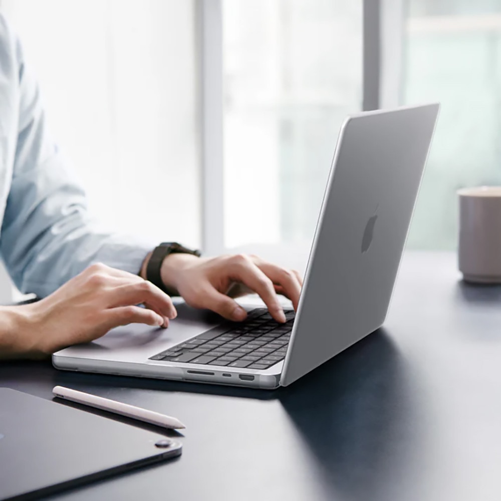 Husa pentru MacBook Pro 16" (2021 / 2023 / 2024 / 2026) - Spigen Airskin (ACS11526) - Frost Clear