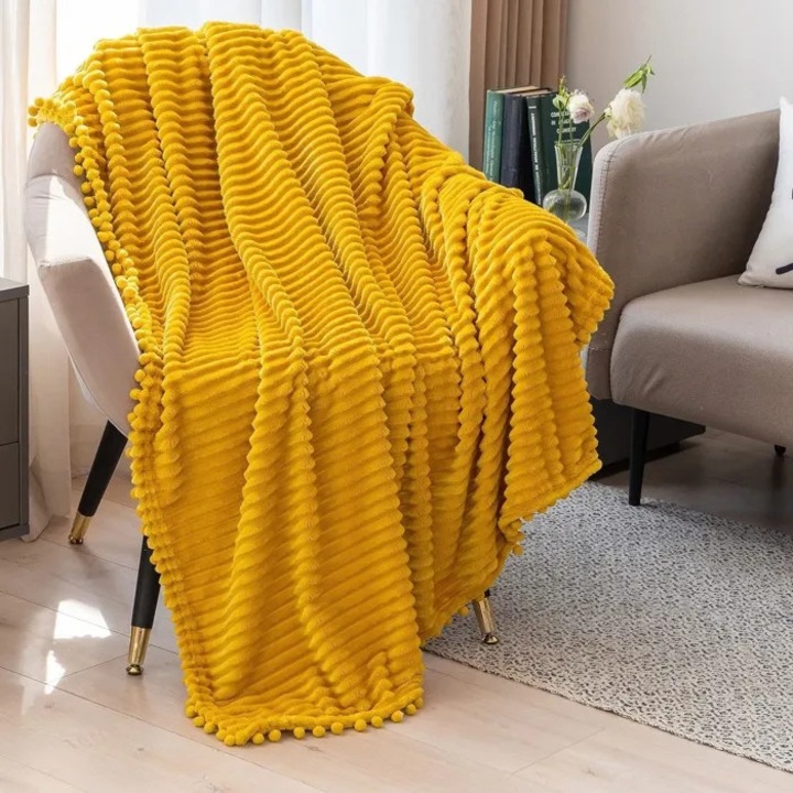Patura flanel moale 70x100cm galbena cu franjuri si ciucuri