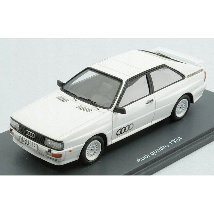 Modell Audi Quattro 1984 Schuco fehér 1:43 gyanta alaplapon akril vitrinnel