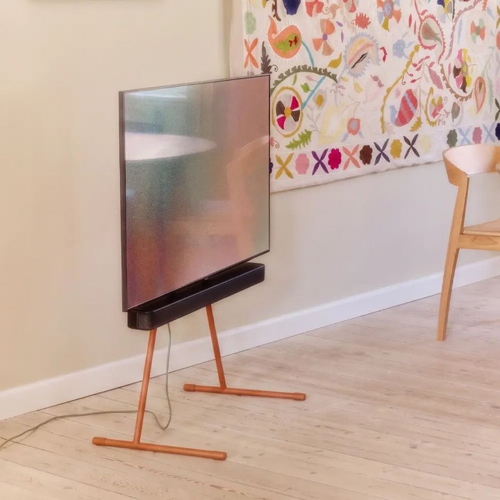 Univerzális TV állvány, Pedestal, Viva, 32"-70" (81-177 cm) képátlóhoz, maximális terhelhetőség 50 kg, csúszásmentes lábak, könnyen összeszerelhető, szatén rozsdamentes acél, skandináv design, narancssárga
