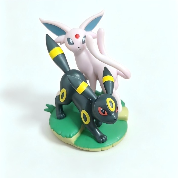Комплект фигурки Espeon и Umbreon Pokémon с пиедестал тревна площ, PVC колекционерски фигурки, декорация за торта за рожден ден, подарък за деца фенове на Покемони