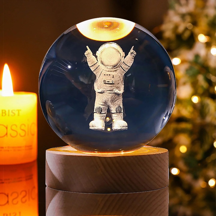 Lampa cristal 3D ZYBLSSBB LSM2xh8113-BCS0230666-1, cristal K9 cu astronaut gravat interior, baza LED din lemn cu USB, transparent/lemn, diametru 6 cm