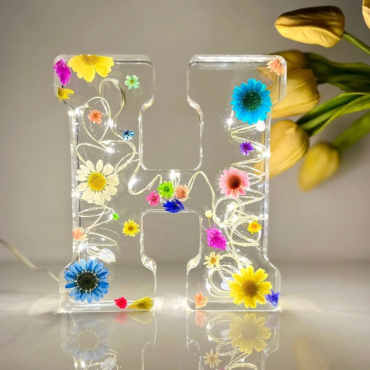 Lampa de veghe ZYBLSSBB LSM2xh8123-BCS0230676-3, resina cu flori uscate, LED integrat, litera personalizabila A–Z, multicolor