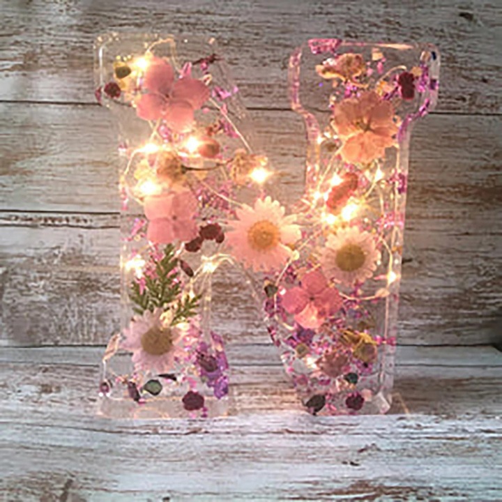Lampa de veghe ZYBLSSBB LSM2xh10821-BCS0245933-2, din rasina epoxidica cu flori uscate, LED incorporat, litera personalizata (A–Z), multicolor