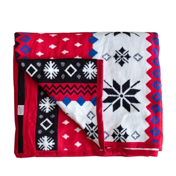 Patura moale Craciun, pat dublu, 180x220cm, acril 86%, bumbac 7%, poliester 7%, model rosu si albastru Patura moale Craciun, pat dublu, 180x220cm, acril 86%, bumbac 7%, poliester 7%, model rosu si albastru