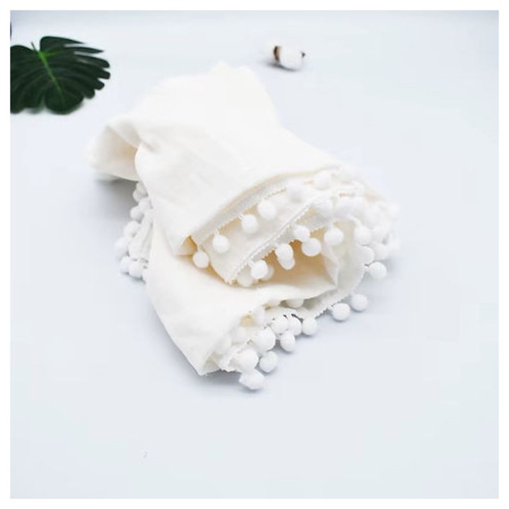 Paturica din muselina cu pom pons pentru bebelus, 100 x120cm, alba
