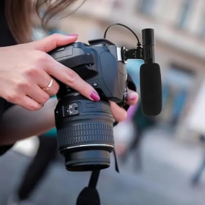 Microfon profesional pentru camera DSLR, unghi reglabil, montura hot shoe, negru