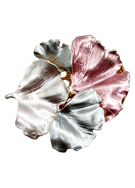 Brosa cu magnet GINKO, PRAVALIA CU SURPRIZE, alb perlat/ roz, 5 cm