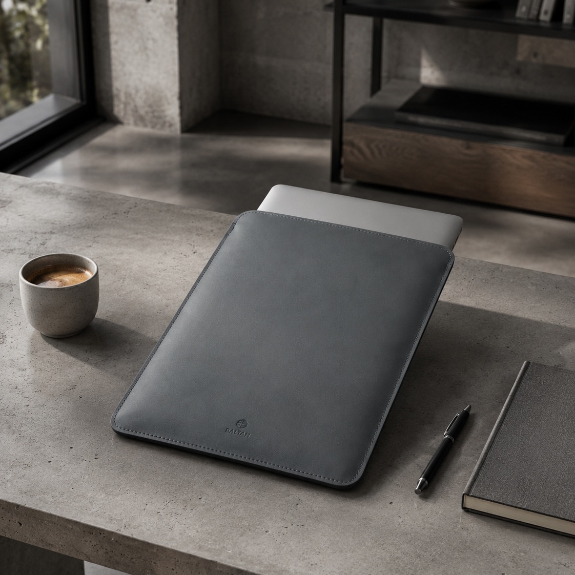 Husa pentru MacBook AIr 15 M2 M3 M4 M5 Baltan Sleeve 15 inch din piele naturala premium rezistenta la apa, gri