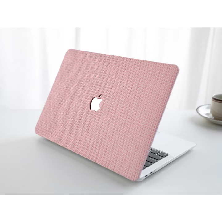 Husa rigida pentru MacBook Air de 13, 6 inci (modele 2022–2026: M5/M4/M3/M2, A3449/A3240/A3113/A2681) — textura material, protectie laptop, roz