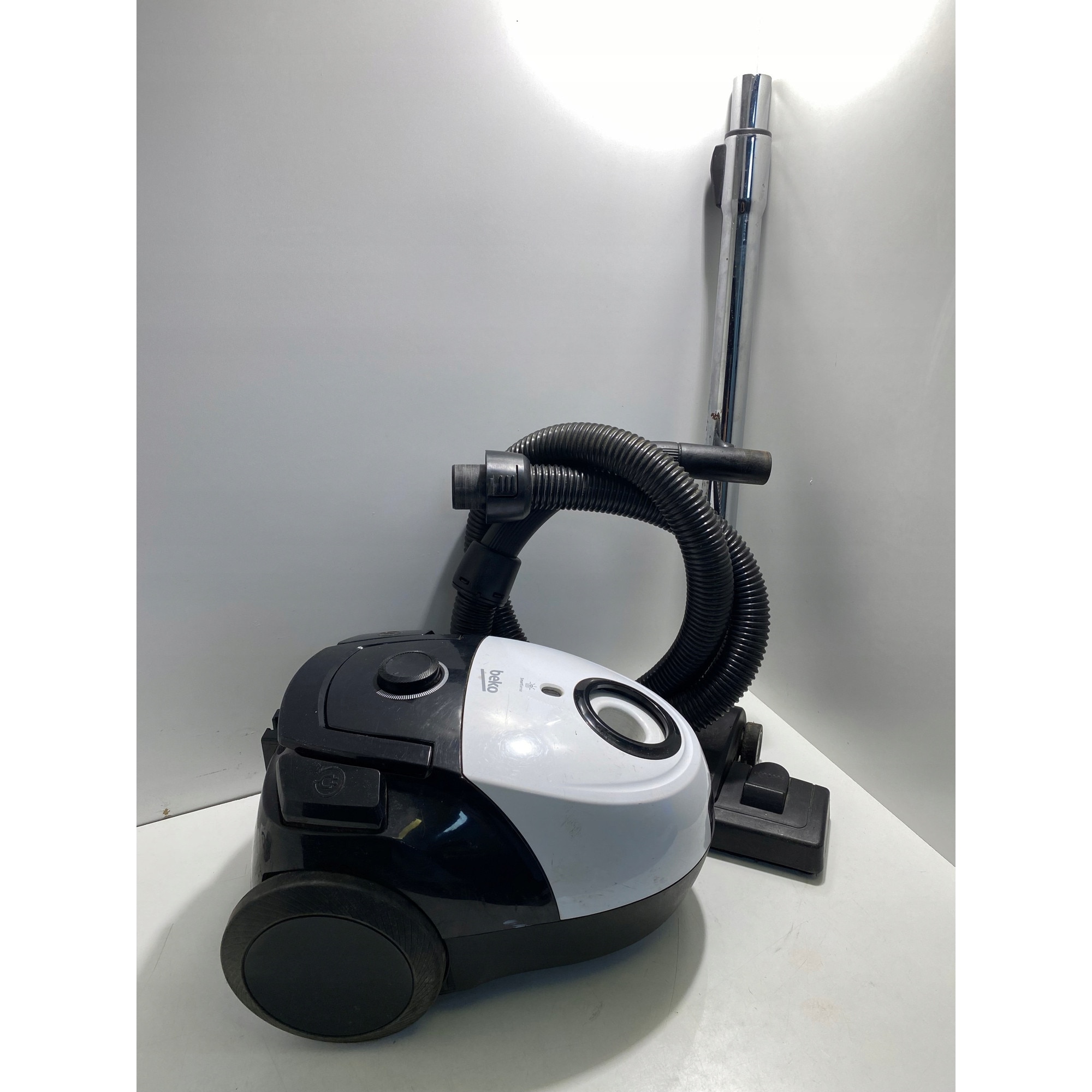 Aspirator cu sac Beko VCC34801AW, 800W, negru-alb, 2.1l, 7.5m cablu