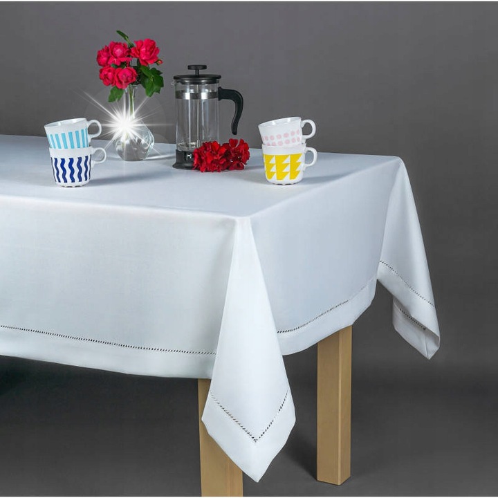 Mesa asztalterítő 140x450cm fehér, áttört hímzéssel, vízálló, sima