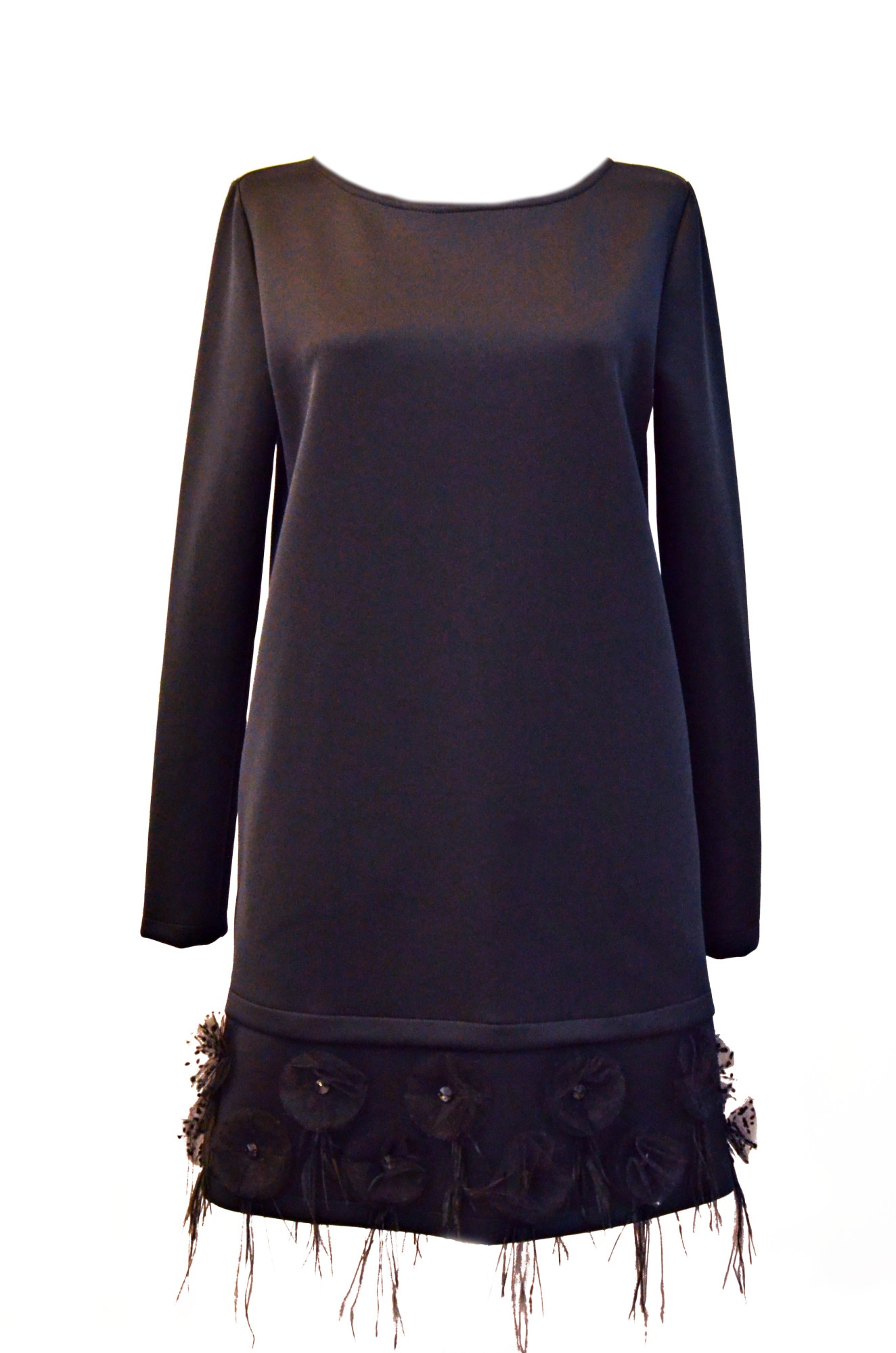Rochie dreapta , neagra cu aplicatii de flori si pene , marimea 42