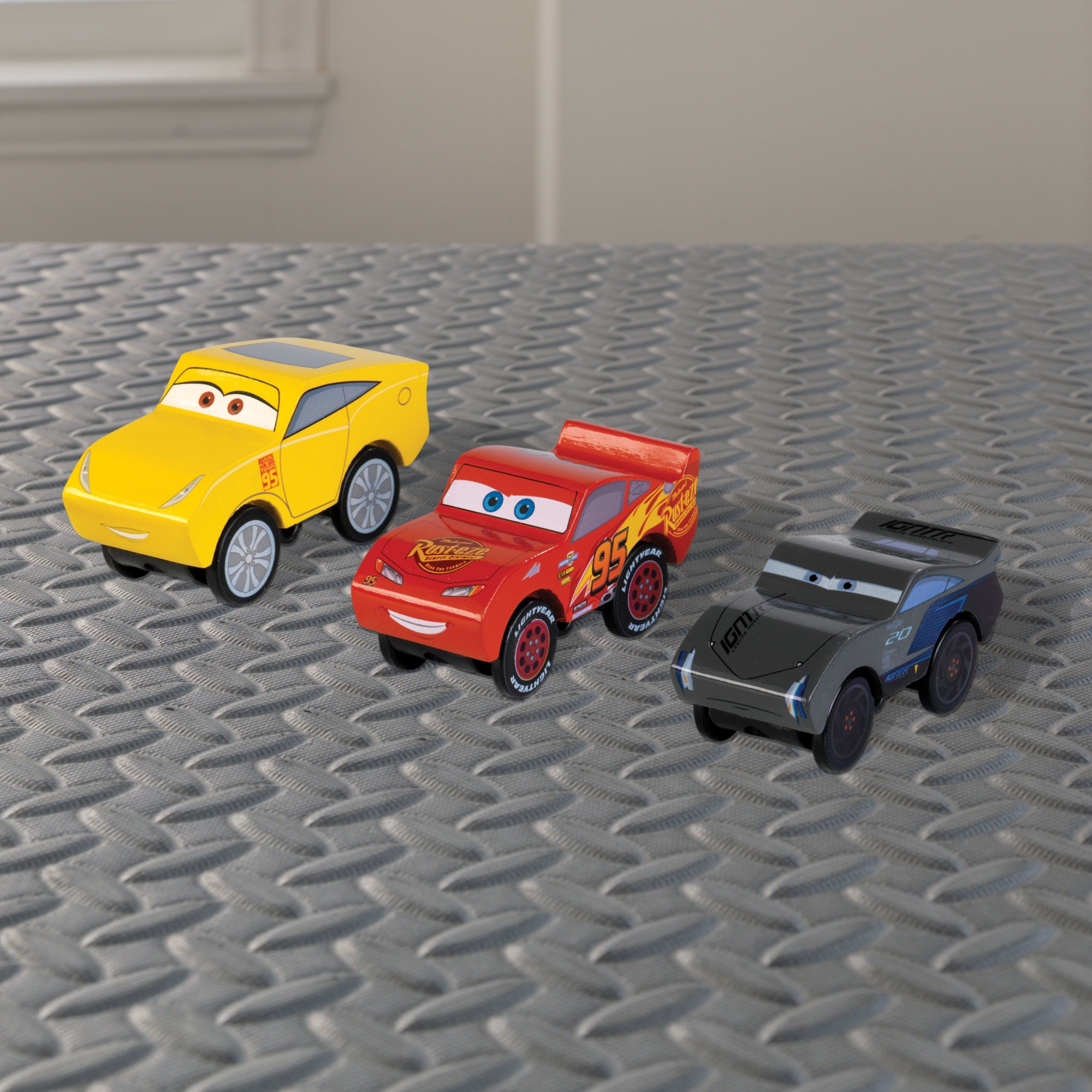 Set de joaca masini de curse Disney® Pixar Cars 3 3 Piston Cup