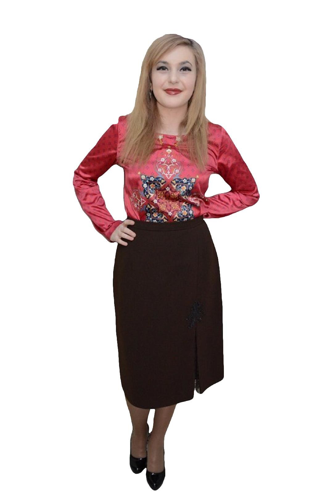 Fusta rafinata cu broderie florala neagra in fata,masura mare, D&J Exclusive, Maro