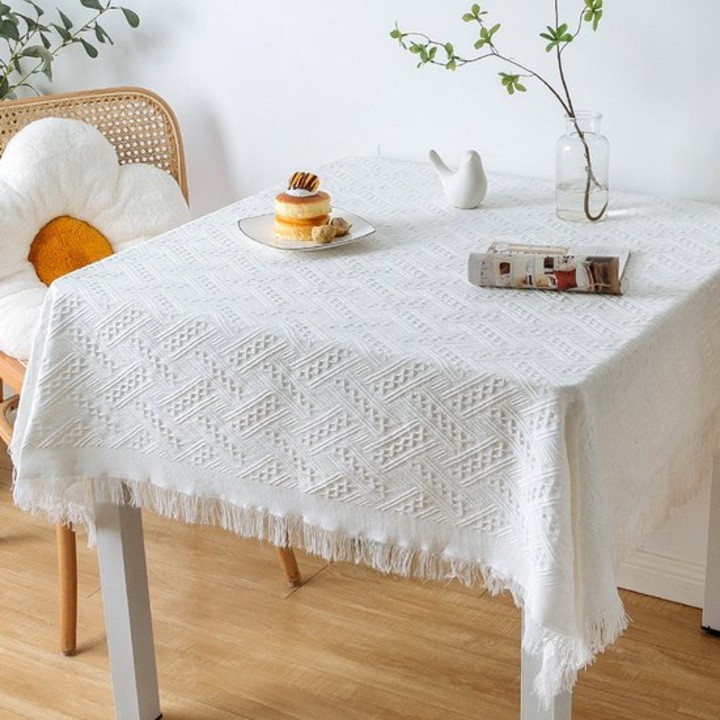 K0443-emagCJ-39486 pamut és lenvászon asztalterítő, texturált rombusz mintával és rojtokkal, fehér, 130 x 130 cm