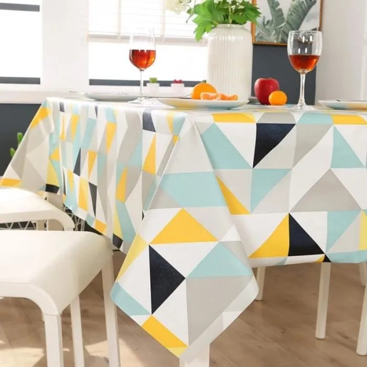 Fata de masa DS90613, 100% PVC, dreptunghiulara, impermeabila si rezistenta la pete si zgarieturi, model geometric cu triunghiuri, multicolora, 137 x 220 cm