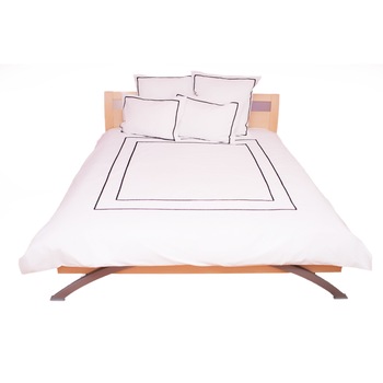 Lenjerie de pat Kharma din bumbac alb cu dantela neagra aplicata Lenjerie de pat Kharma din bumbac alb cu dantela neagra aplicata