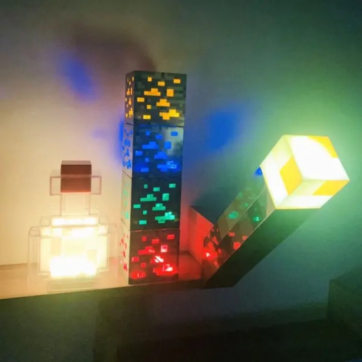 Lampa de veghe Minecraft VITERRA.4-25CJ-K0232-260806-848Fy, tip torta in stil joc, LED multicolor, montare pe perete sau pe masa