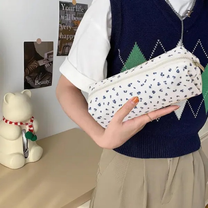 Penar textil cu model floral si fermoar, alb cu flori albastre