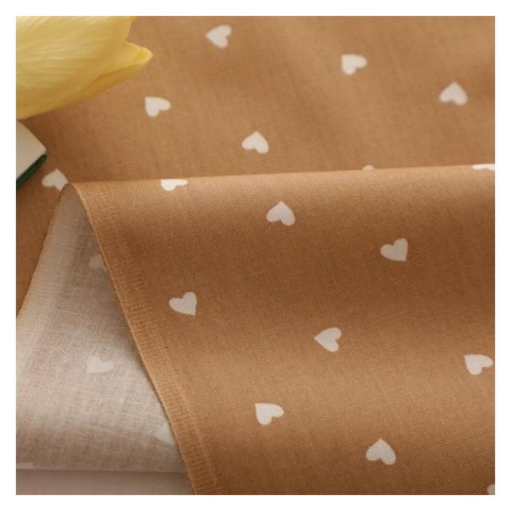K0345-0807-TDCJ-xw710 mintás pamut textil anyag, fehér, teve színű szívecskékkel, szélesség 160 cm