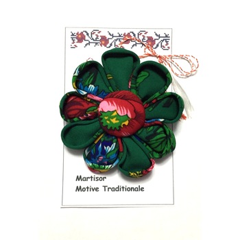 Martisor tip brosa cu motive traditionale romanesti verde Martisor tip brosa cu motive traditionale romanesti verde