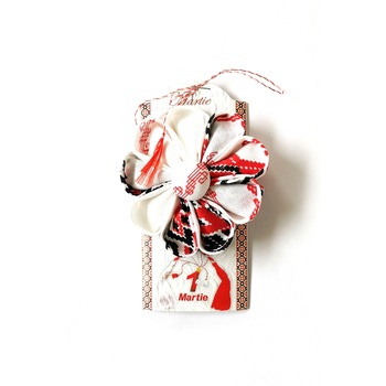 Martisor brosa: Iubim Romania Martisor brosa: Iubim Romania