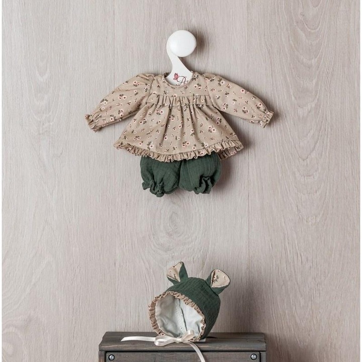 Asi, set haine pentru papusa Sabrina, rochita florala bej cu volanase, pantalonasi si boneta cu urechi, verde/bej, 40 cm