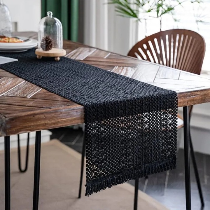 Makramé pamut asztali futó rojtokkal és horgolt csipkével, fekete, 30 x 180 cm