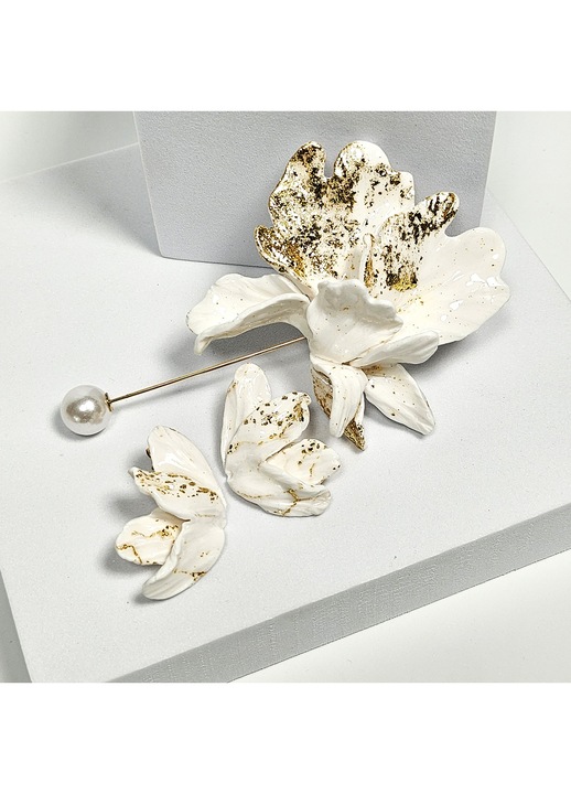 Set Narru Cercei si Brosa Sierra, lucrat manual, model floral, alb si auriu