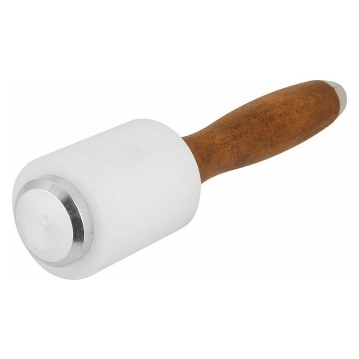 Ciocan din nailon pentru sculptat piele, cu maner din lemn si miez din otel inoxidabil, aproximativ 385 de grame, realizat prin stantare cu unelte de sculptat piele, durabil si lucrat manual. 1 bucata