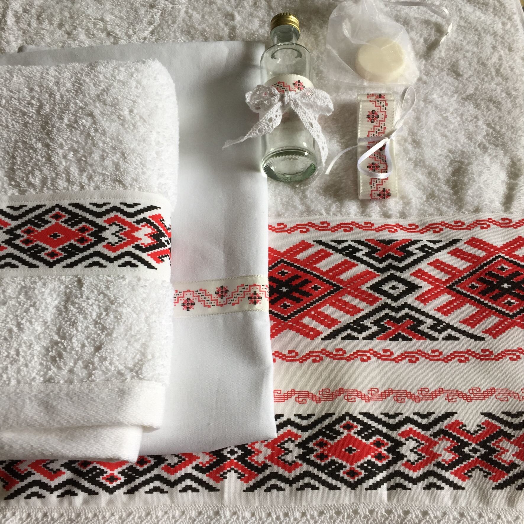 Trusou complet botez traditional romanesc Simonne + Cadou bratara cruciulita Simonne