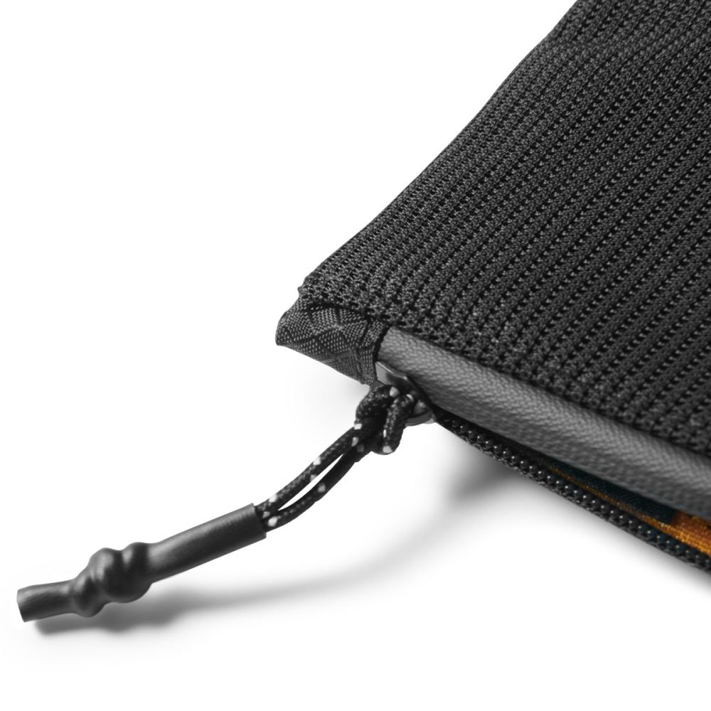 Portofel Spigen LF300, Protectie RFID, Capacitate 10 carduri, Negru