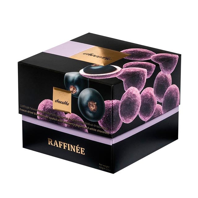 Ciocolata artizanala chocoMe Raffinee - coacaze negre invelite in ciocolata alba cu iaurt