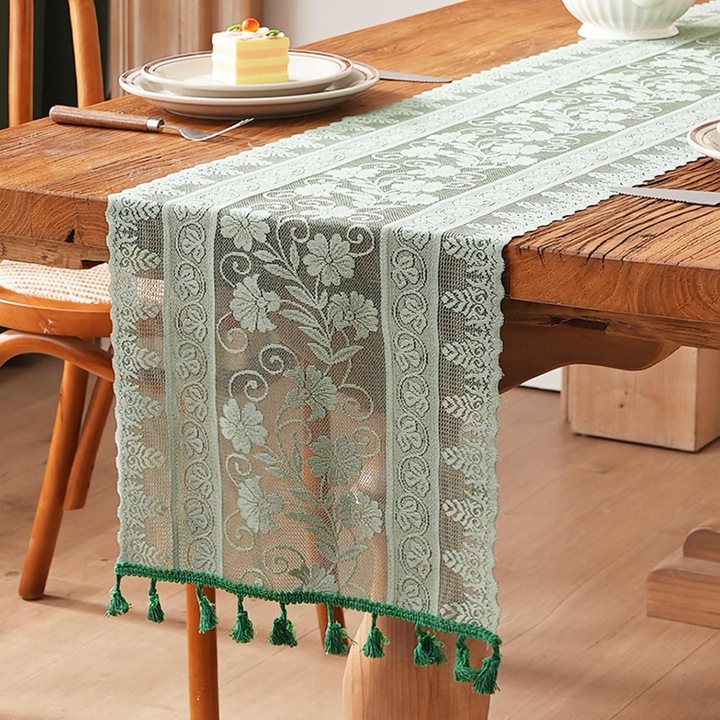 Traversa de masa dantela K0472-0713-XL3970, model boho floral cu franjuri, verde deschis, 30 x 180 cm