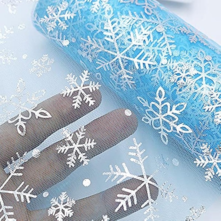 Dekoratív tüll K0544-26825-773-AMC, nylon tüll csillogó hópelyhes mintával, kék fehér hópelyhekkel, 10 yard