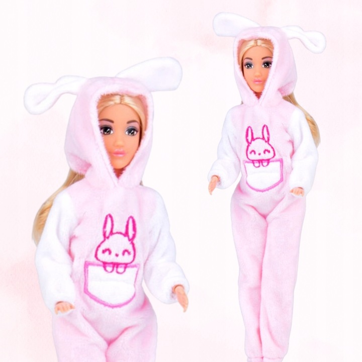 Set de 2 papusi Woopie D1SLTGIYLM, combinezoane tip iepuras plusoase cu gluga si urechi, roz, include accesoriu, pentru 3+ ani