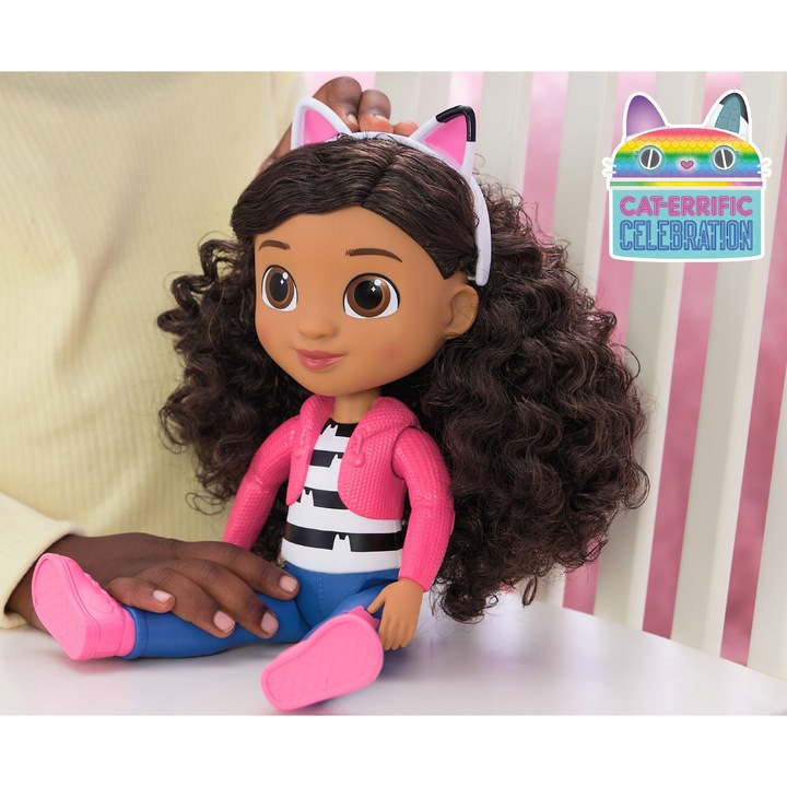 Papusa Spin Master Gabi (Gabby's Dollhouse), articulata, 32 cm, cu banda cu urechi de pisica, par cret brun si haine roz