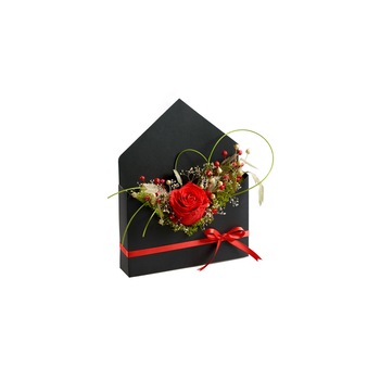 Plic negru din carton cu trandafir stabilizat , licheni stabilizati si flori uscate Plic negru din carton cu trandafir stabilizat , licheni stabilizati si flori uscate