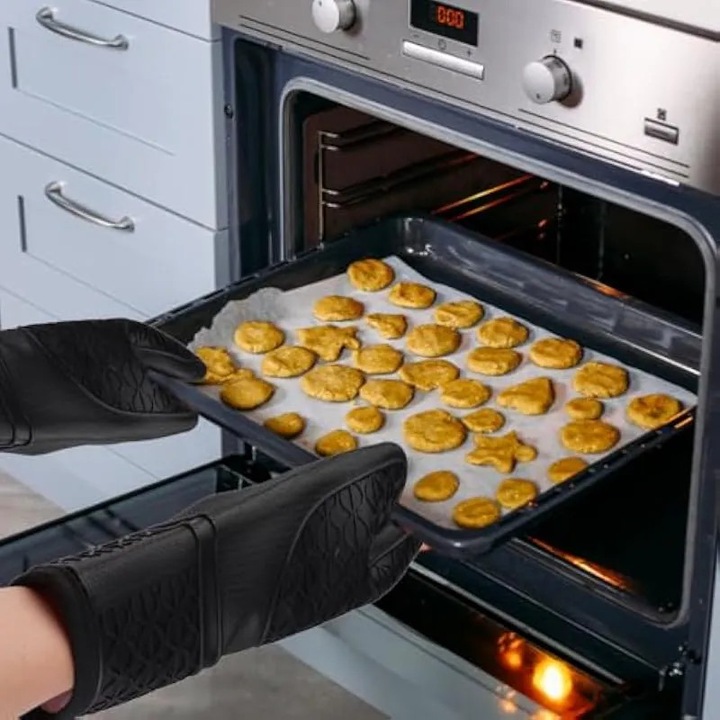 2 db szilikon konyhai kesztyű szett puha pamut béléssel, 30 cm hosszú, hőálló 250 °C-ig, csúszásmentes, főzéshez, sütéshez és grillezéshez, fekete