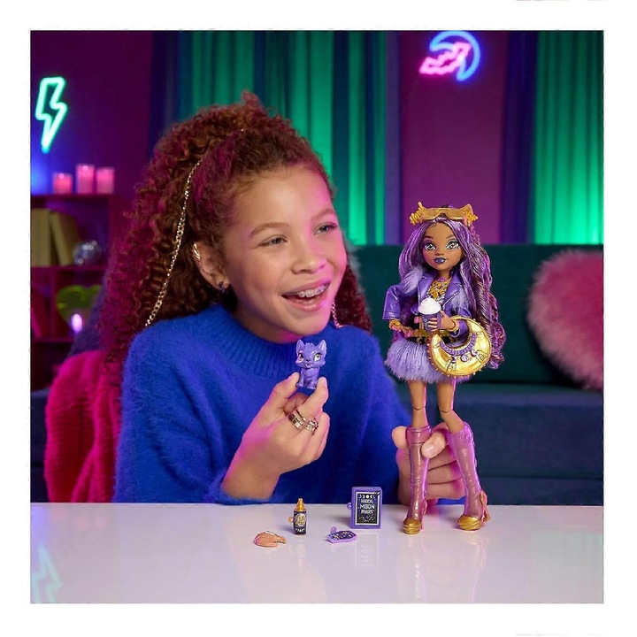 Papusa Monster High Clawdeen Wolf, cu catel Crescent si 7 accesorii, mov/auriu