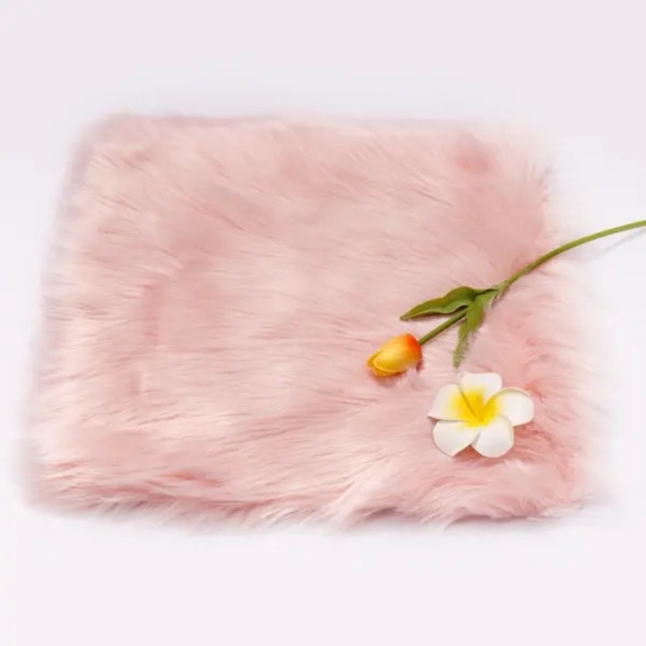 Covoras decorativ din blana sintetica (faux fur) ROSA-CJk0515-26-0905-723, antiderapant, moale, pentru fotografii si decor, roz deschis, 12 x 12 in