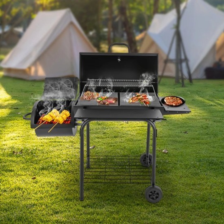 Gratar pe carbuni Corenia QRE-1024484, suprafata gril 39 x 34 cm, termometru in capac, tava pentru carbuni reglabila, 2 gratare, raft inferior si roti, negru