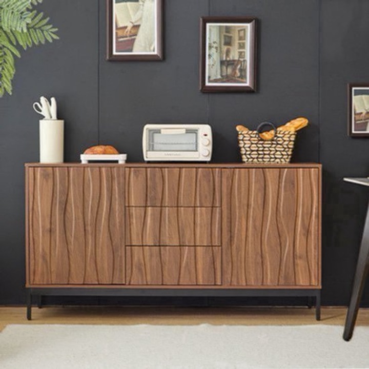Bufet Corenia QRE-2025378, MDF cu furnir stejar inchis, fata cu model ondulat, 3 sertare si usa, picioare metalice negre, maro inchis, 150 cm