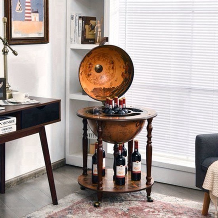 Bar pentru vin Corenia QRE-2051899, design antic italian, din lemn masiv si MDF, mobil pe roti, capacitate 6 sticle, maro rustic, diametru glob ~46 cm