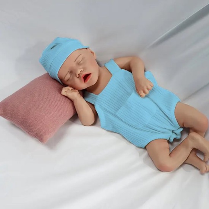 Papusa reborn Corenia QRE-2054264, corp complet din silicon, realista, 44,5 cm, 2,6 kg, costum albastru
